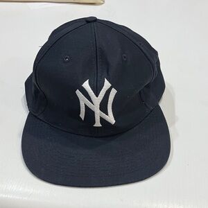 Vintage 1990s Yankee hat by Logo  7 in really really good shape